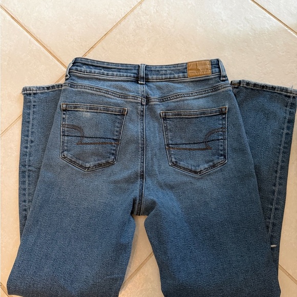 GUC Distressed American Eagle Jeans Size 2 High Rise Mom Jeans - Picture 4 of 8